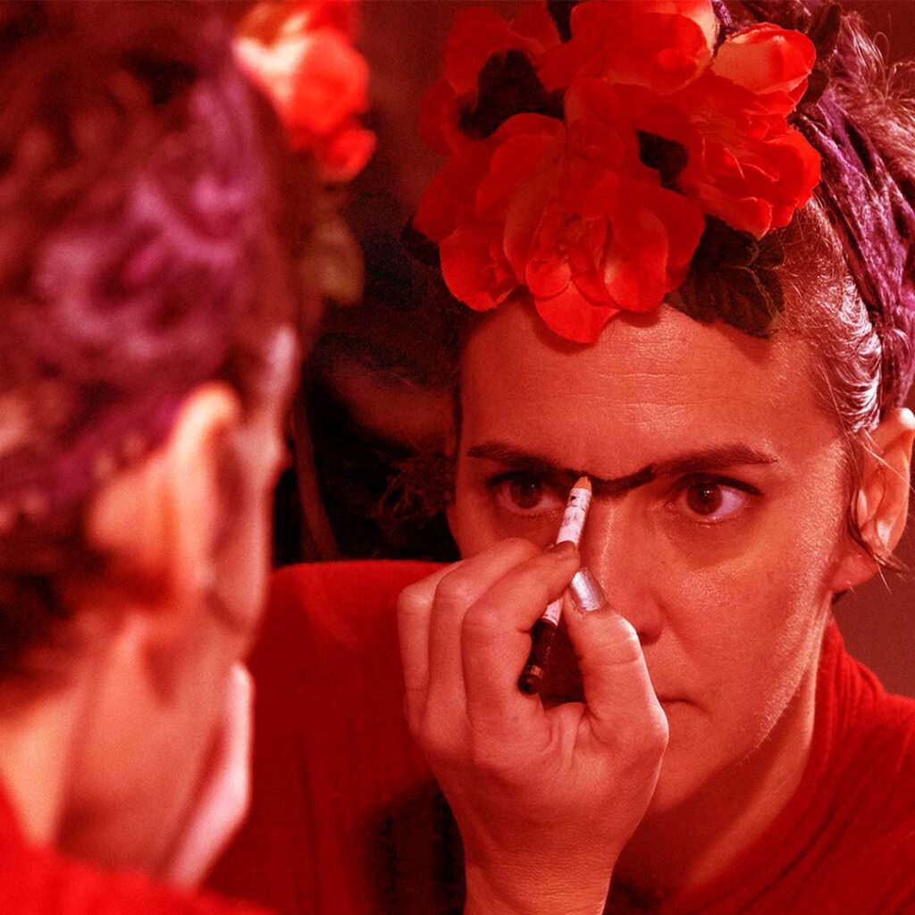 fotografía de Elena Lombao maquillándose antes de la actuación en Sufrida calo