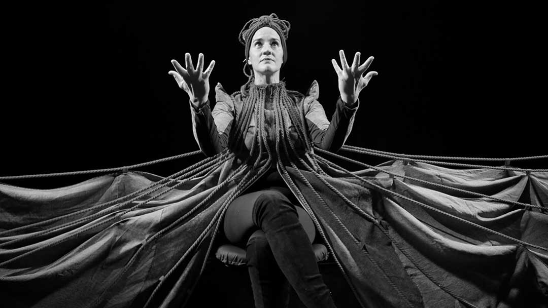 fotografía en blanco y negro actuación de Elena Lombao